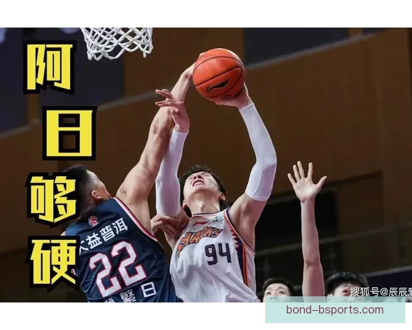 卡什在维拉右路防守中展现强硬表现助球队稳固后防
